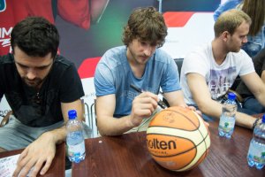 Четыре игрока ПБК «Локомотив-Кубань» провели автограф-сессию для фанатов