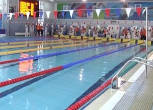В Ейске в честь Дня Победы 76-летний спортсмен-инвалид решил установить собственный рекорд по плаванию
