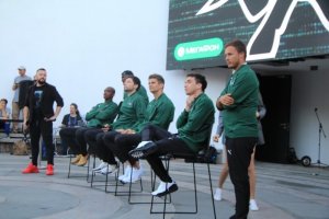 Футболисты футбольного клуба «Краснодар» провели открытую тренировку, на которой пообщались с фанатами
