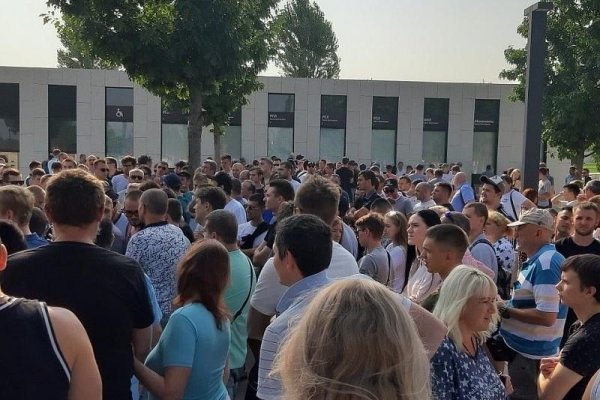 Болельщики устроили драку в очереди за билетами на матч футбольного клуба «Краснодара» и футбольного клуба «Порту»