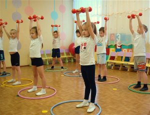 Зарядка для детей: правила проведения и советы