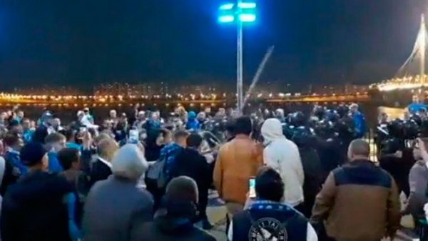 Во время матча футбольного клуба «Зенита» с футбольным клубом «Краснодаром» фанаты подрались с ОМОНом