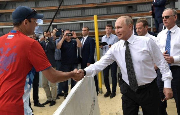 Медведев вместе с Путиным посетили в Анапе волейбольный центр «Волей Град»