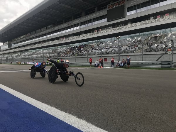 В Сочи состоялся заезд на спортивных колясках на трассе Формулы 1 для паралимпийцев