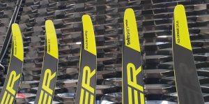 Носок коньковых лыж Fischer отмечен логотипом Fischer