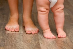 Плоско-вальгусная стопа у ребенка: причины, лечение и спорт
