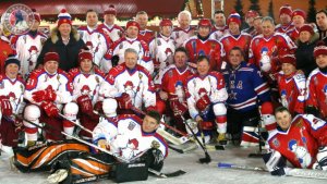Владимир Путин сыграл с легендами хоккея на Красной площади