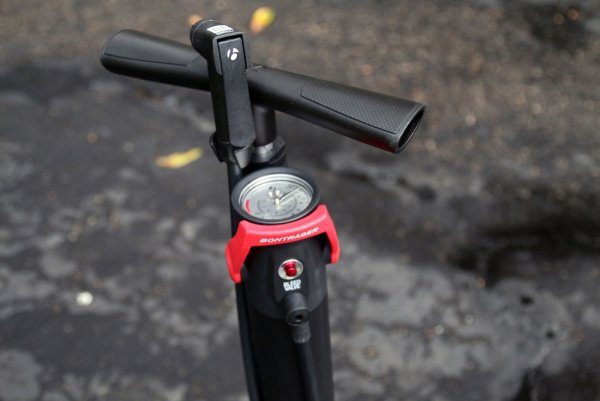 Bontrager TLR Flash Charger — уникальный насос для бескамерных покрышек